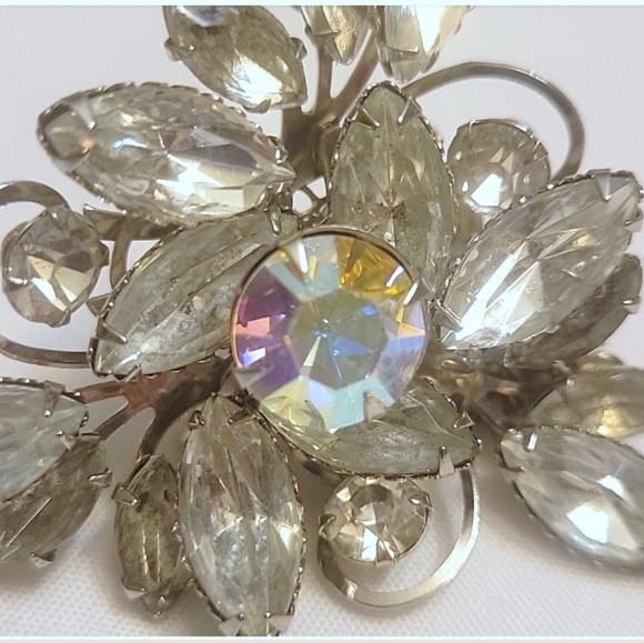 💥BOGO💥 Vintage Brooch - Picture 2 of 6